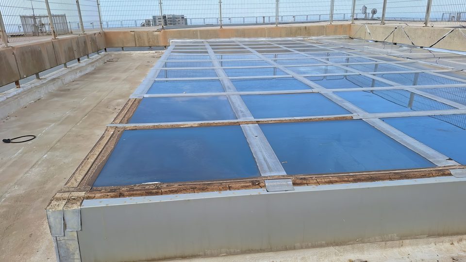 מוזיאון הכט — הסקיילייט הישן על גג האוניברסיטה, עם אטימה היקפית מתפוררת